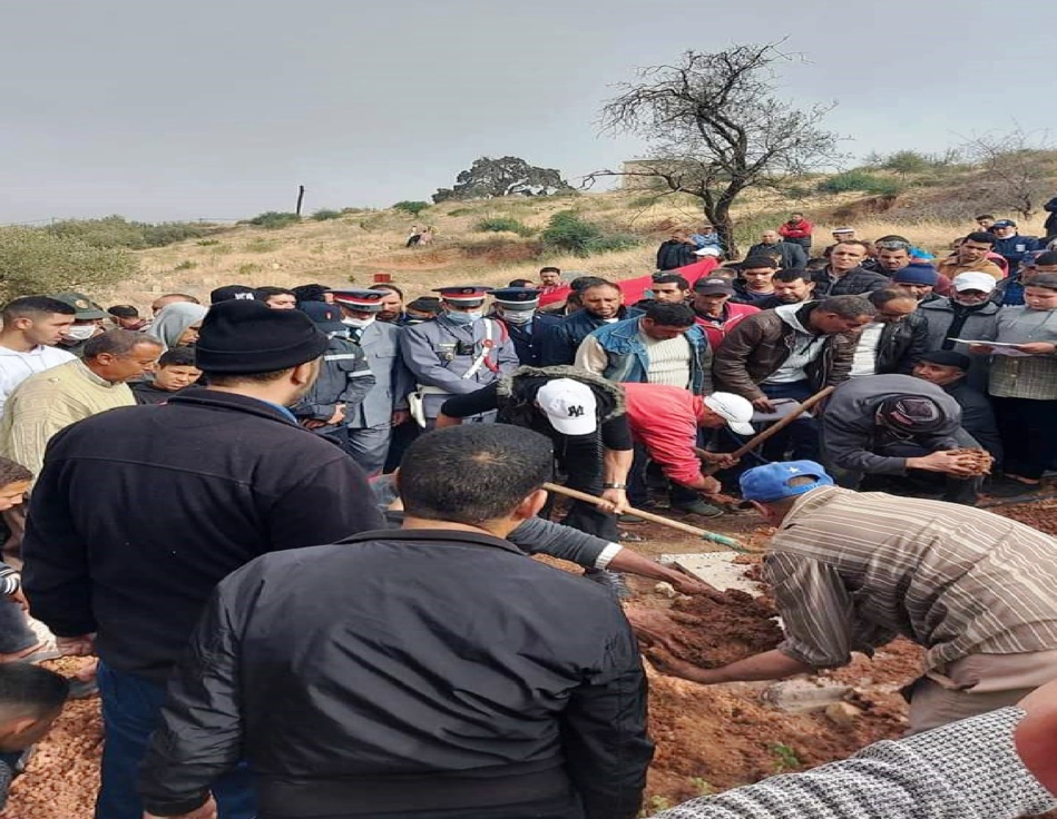 بدموع الحسرة.. بني عياط بأزيلال تودع الطفلة خولة وفعاليات تطالب بأقصى العقوبات في حق الجاني بدموع الحسرة.. بني عياط بأزيلال تودع الطفلة خولة وفعاليات تطالب بأقصى العقوبات في حق الجاني