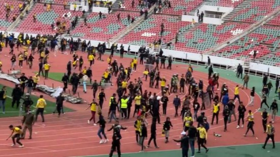 مباراة الجيش والماص تتحول إلى ساحة حرب والشرطة تسقط 160 شخصا في قبضتها