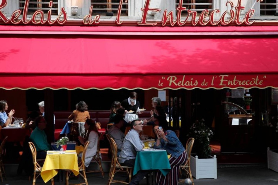 فرنسا ترفع معظم القيود الخاصة بمكافحة فيروس كورونا فرنسا ترفع معظم القيود الخاصة بمكافحة فيروس كورونا