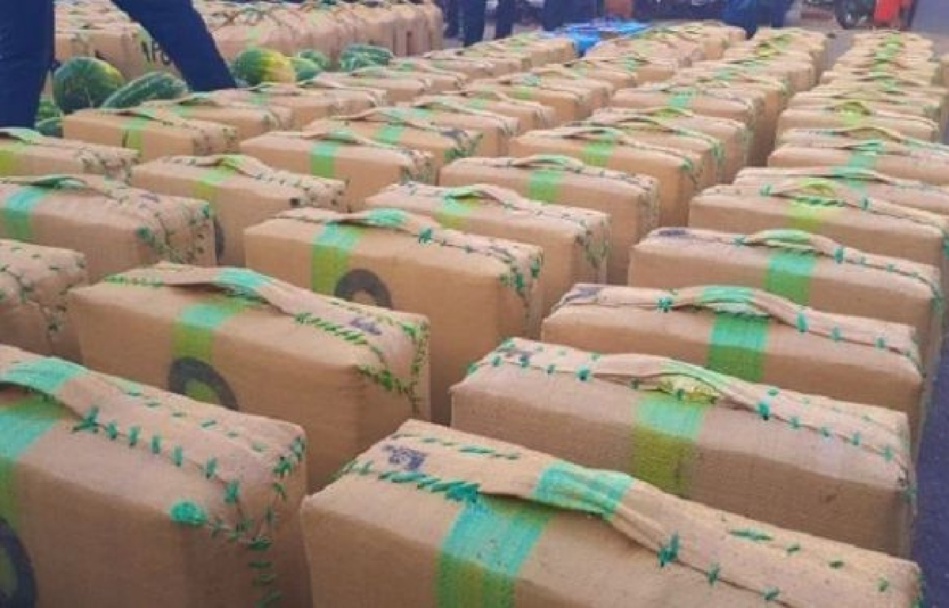 ضبط كميات كبيرة من السجائر والمعسل والحشيش بطنجة ضبط كميات كبيرة من السجائر والمعسل والحشيش بطنجة