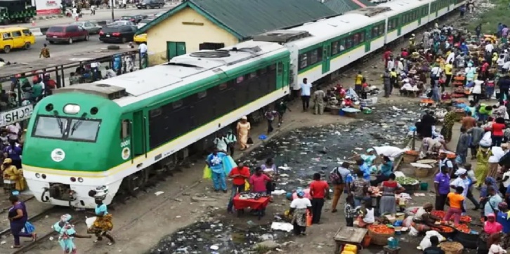 قتلى بين الركاب واختطاف آخرين في هجوم على قطار بـ"نيجيريا" قتلى بين الركاب واختطاف آخرين في هجوم على قطار بـ"نيجيريا"