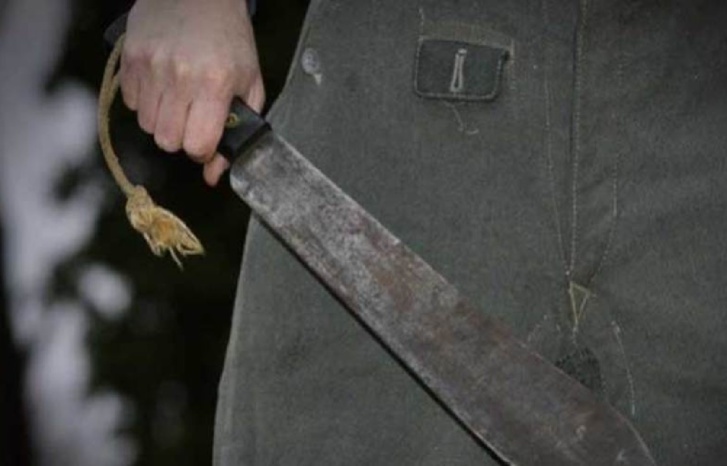 تلميذ يقدم على قتل معلمه بساطور تلميذ يقدم على قتل معلمه بساطور