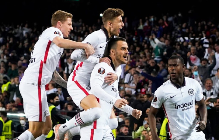 فرانكفورت يلقي ببرشلونة خارج يوروبا ليغ  