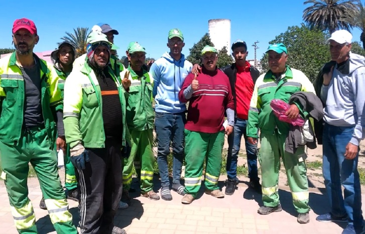 بلقصيري: فرحة عمال النظافة بعد التوصل بأجورهم بلقصيري: فرحة عمال النظافة بعد التوصل بأجورهم