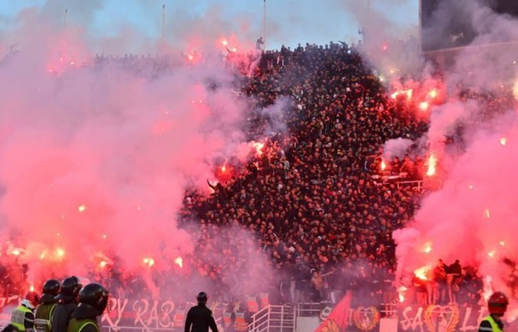 أنصار الرجاء والوداد يحتجون على «كازا إيفنت» أنصار الرجاء والوداد يحتجون على «كازا إيفنت»