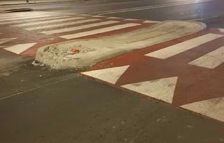 طريق ساحلية بالدارالبيضاء تهدد حياة السائقين طريق ساحلية بالدارالبيضاء تهدد حياة السائقين