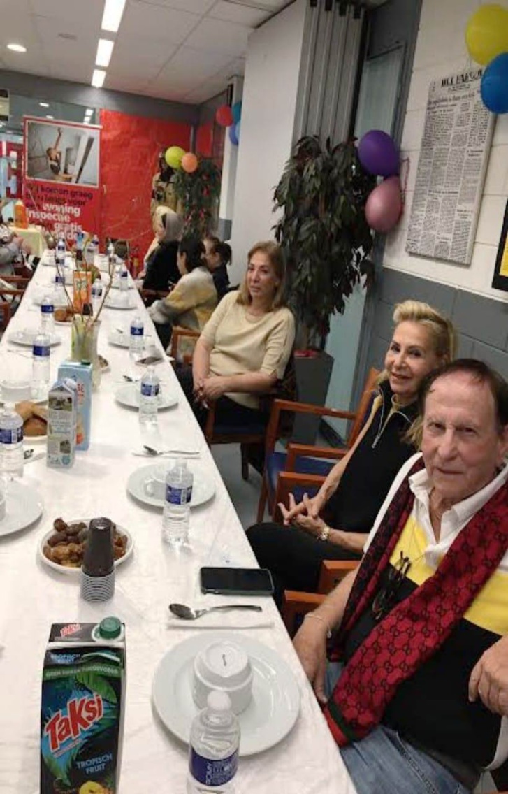 إفطار جماعي يجمع مغاربة مسلمين ويهود ومسيحين في "عيد ميمونة" بأمستردام إفطار جماعي يجمع مغاربة مسلمين ويهود ومسيحين في "عيد ميمونة" بأمستردام