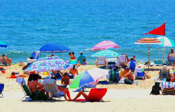 الحرارة تدفع ببعض الأسر للشواطئ نهاية الأسبوع الحرارة تدفع ببعض الأسر للشواطئ نهاية الأسبوع