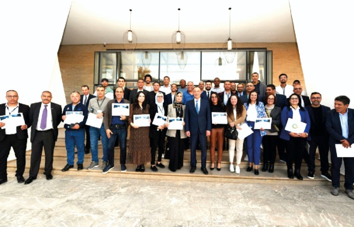 تسليم شهادات الفوج الثاني من تكوين الأطر الرياضية تسليم شهادات الفوج الثاني من تكوين الأطر الرياضية