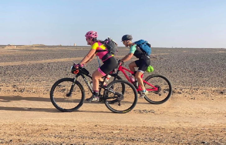 وفاة دراج إسباني مشارك بسباق "تيتان الصحراء" 