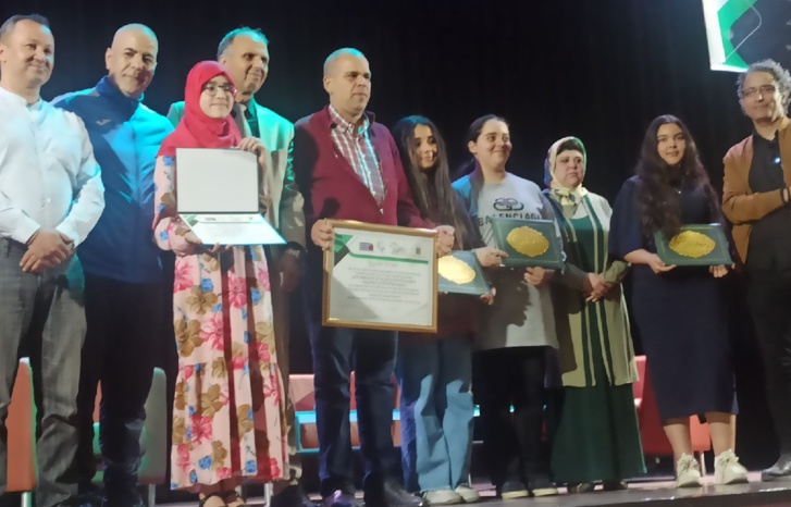 تلميذات متفوقات يتوجن بملتقى الإبداع تلميذات متفوقات يتوجن بملتقى الإبداع