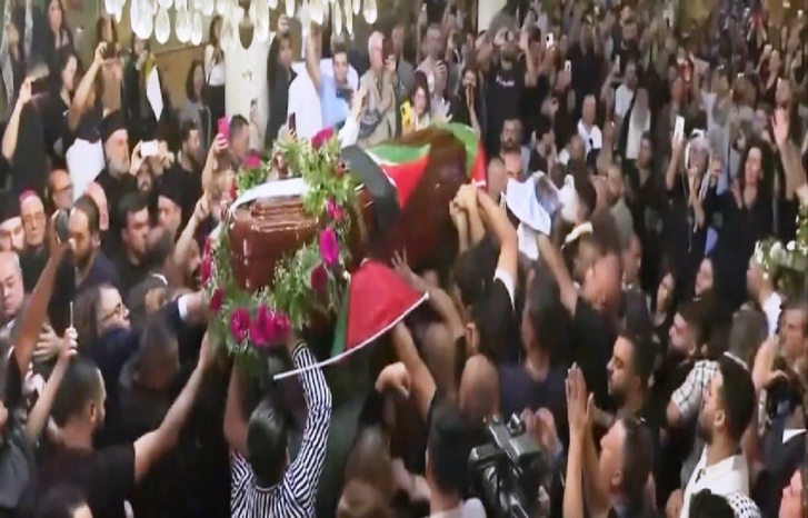 جيش إسرائيل يهاجم موكب تشييع جثمان الصحافية الفلسطينية شيرين أبو عاقلة
