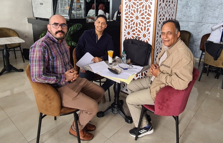 على يمين الصورة الناقد والباحث الأكاديمي الدكتور محمد الداهي أثناء الحوار على يمين الصورة الناقد والباحث الأكاديمي الدكتور محمد الداهي أثناء الحوار