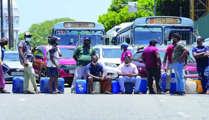 لمواجهة النقص الحاد في الوقود.. سريلانكا تغلق المدارس وتحد من العمل لمواجهة النقص الحاد في الوقود.. سريلانكا تغلق المدارس وتحد من العمل