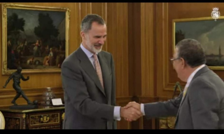 الأستاذ العلالي يصافح العاهل الإسباني فيليبي السادس الأستاذ العلالي يصافح العاهل الإسباني فيليبي السادس