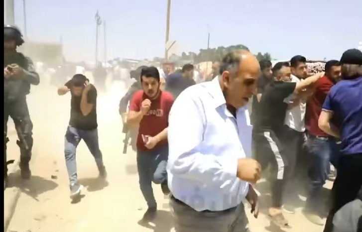 جنود إسرائيليون يهاجمون جنازة الصحفية غفران 