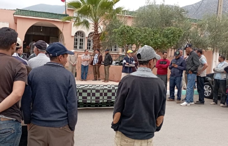 تأخر دفن متقاعد بتيموليلت اقليم أزيلال يغضب الساكنة تأخر دفن متقاعد بتيموليلت اقليم أزيلال يغضب الساكنة