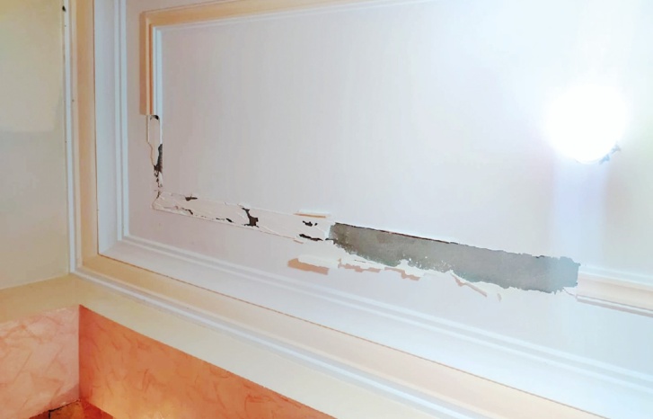 سقغ متضرر من البناء الاضافي سقغ متضرر من البناء الاضافي