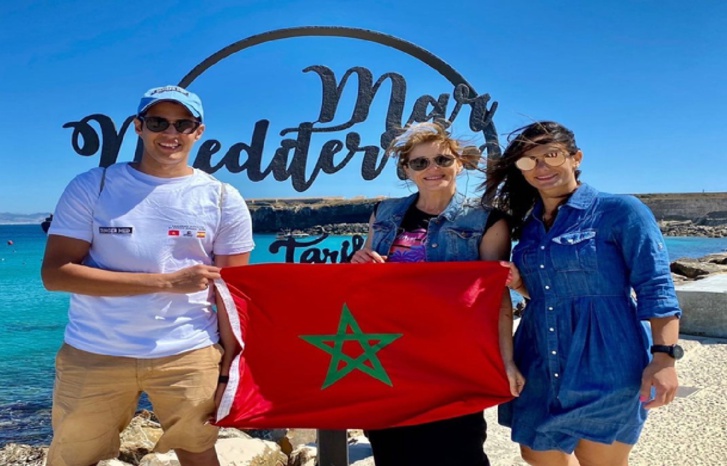 ثلاثة سباحين مغاربة يقطعون مضيق جبل طارق