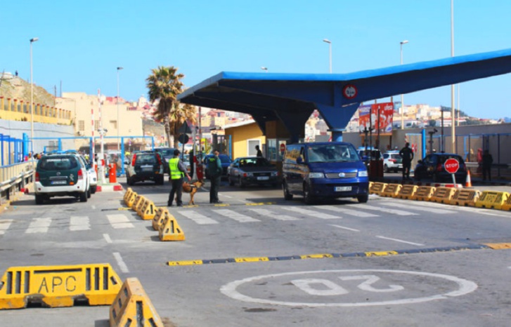 مهاجرون مغاربة يحتجون بباب سبتة المحتلة مهاجرون مغاربة يحتجون بباب سبتة المحتلة