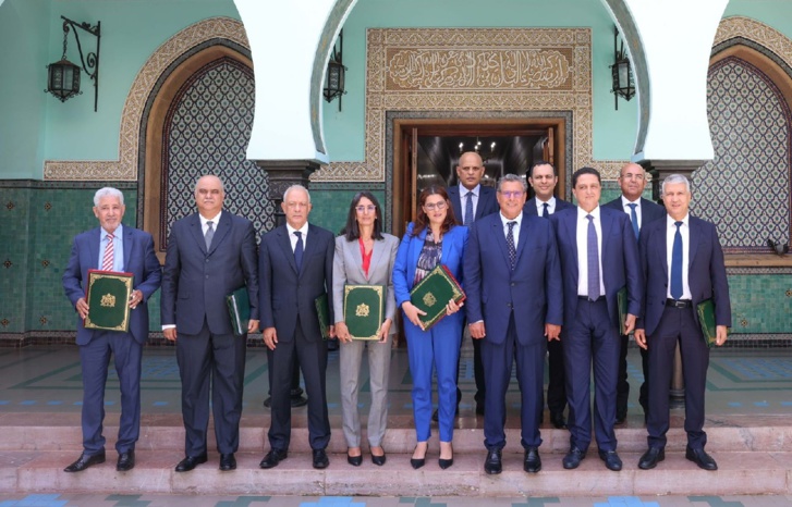 الملك محمد السادس يعطي تعليماته السامية لتعويض ضحايا حرائق الشمال الملك محمد السادس يعطي تعليماته السامية لتعويض ضحايا حرائق الشمال