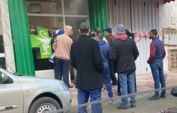 سطات.. تقليص عدد صيدليات الحراسة يزيد من معاناة الباحثين عن الدواء سطات.. تقليص عدد صيدليات الحراسة يزيد من معاناة الباحثين عن الدواء