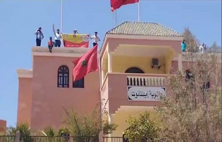 التهديد بالانتحار من سطح باشوية إمينتانوت لمجموعة من المعطلين التهديد بالانتحار من سطح باشوية إمينتانوت لمجموعة من المعطلين