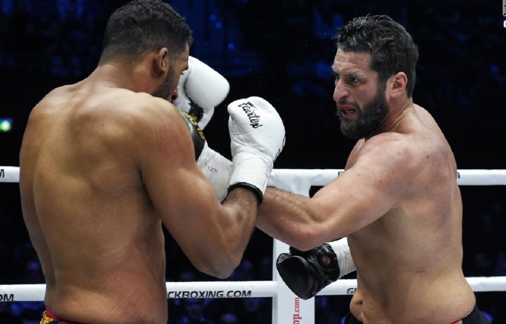 لكمة خطافية من بن صديق تسقط أديغبوي في الجولة الأولى لكمة خطافية من بن صديق تسقط أديغبوي في الجولة الأولى