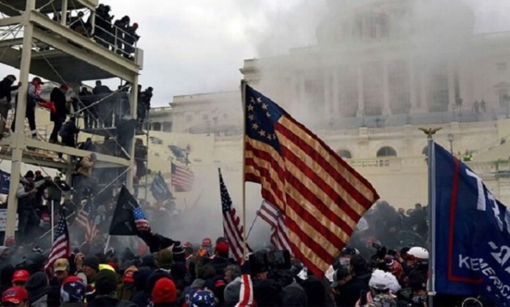 الولايات المتحدة قد تكون على شفا حرب أهلية الولايات المتحدة قد تكون على شفا حرب أهلية