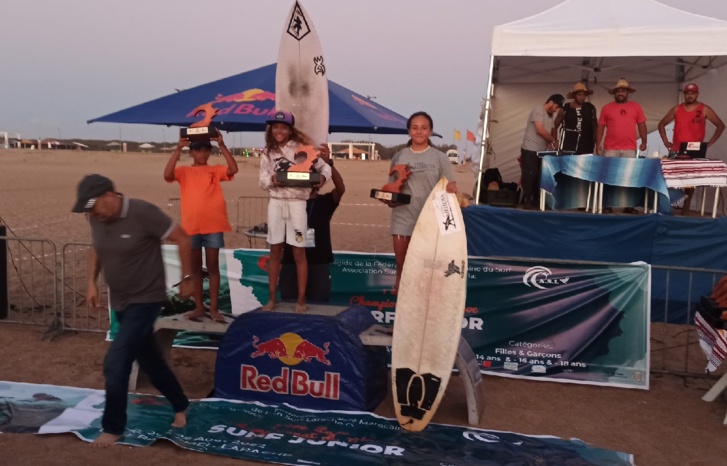 ركوب الأمواج... تظاهرة رياضية وطنية بشاطىء العرائش ركوب الأمواج... تظاهرة رياضية وطنية بشاطىء العرائش