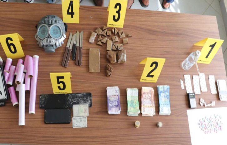 سطات.. توقيف 4 أشخاص بتهمة الاتجار في المخدرات وأقراص الهلوسة سطات.. توقيف 4 أشخاص بتهمة الاتجار في المخدرات وأقراص الهلوسة