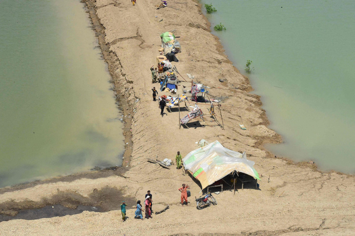 حرارة مُفْرِطَة في أمريكا ووفيات جديدة في باكستان جراء الفيضانات حرارة مُفْرِطَة في أمريكا ووفيات جديدة في باكستان جراء الفيضانات