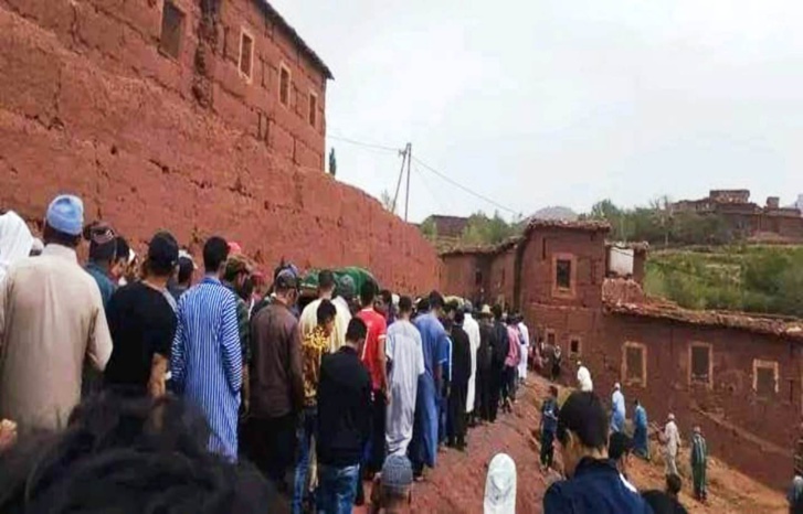 عامل إقليم أزيلال يقدم واجب العزاء لأسرة الضحيتين اللتين جرفتهما فيضانات ترسال