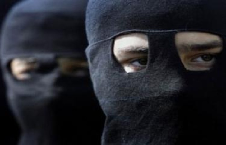 عصابة ملثمة تقطع سبيل المارة بالعرائش عصابة ملثمة تقطع سبيل المارة بالعرائش