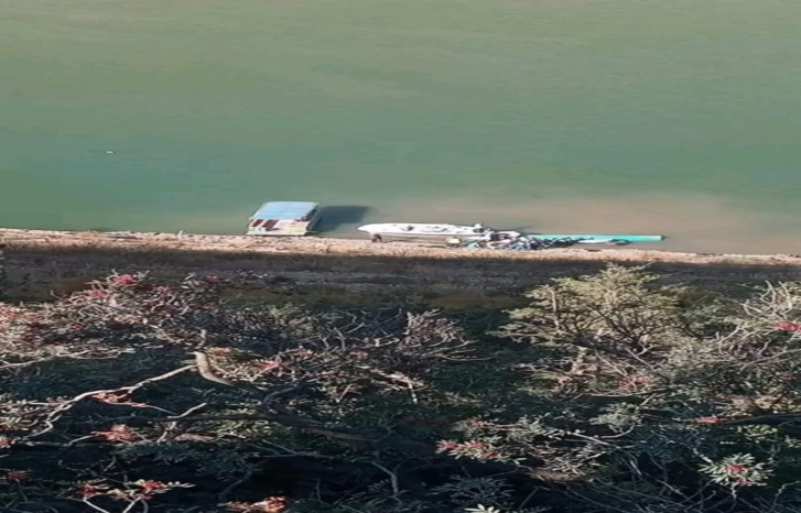 فريق إنقاذ يتمكن من انتشال جثة سائق شاحنة ومرافقه سقطا ببحيرة بين الويدان فريق إنقاذ يتمكن من انتشال جثة سائق شاحنة ومرافقه سقطا ببحيرة بين الويدان