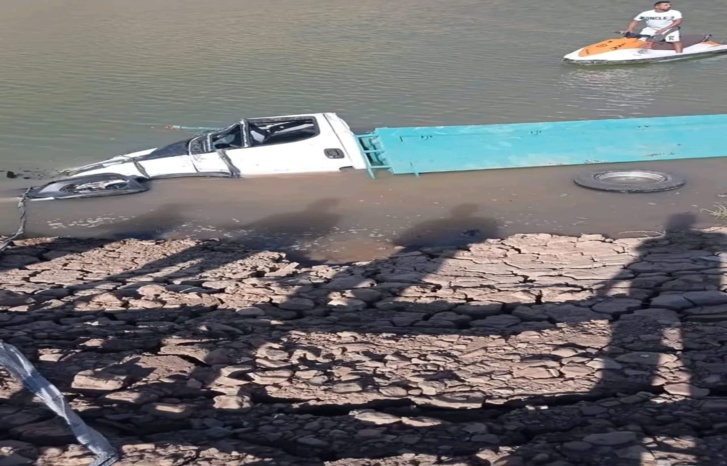 فريق إنقاذ يتمكن من انتشال جثة سائق شاحنة ومرافقه سقطا ببحيرة بين الويدان فريق إنقاذ يتمكن من انتشال جثة سائق شاحنة ومرافقه سقطا ببحيرة بين الويدان