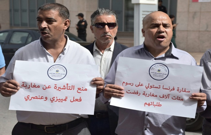 وقفة احتجاجية للعصبة المغربية للدفاع عن حقوق الإنسان أمام مقر بعثة الاتحاد الأوروبي وقفة احتجاجية للعصبة المغربية للدفاع عن حقوق الإنسان أمام مقر بعثة الاتحاد الأوروبي