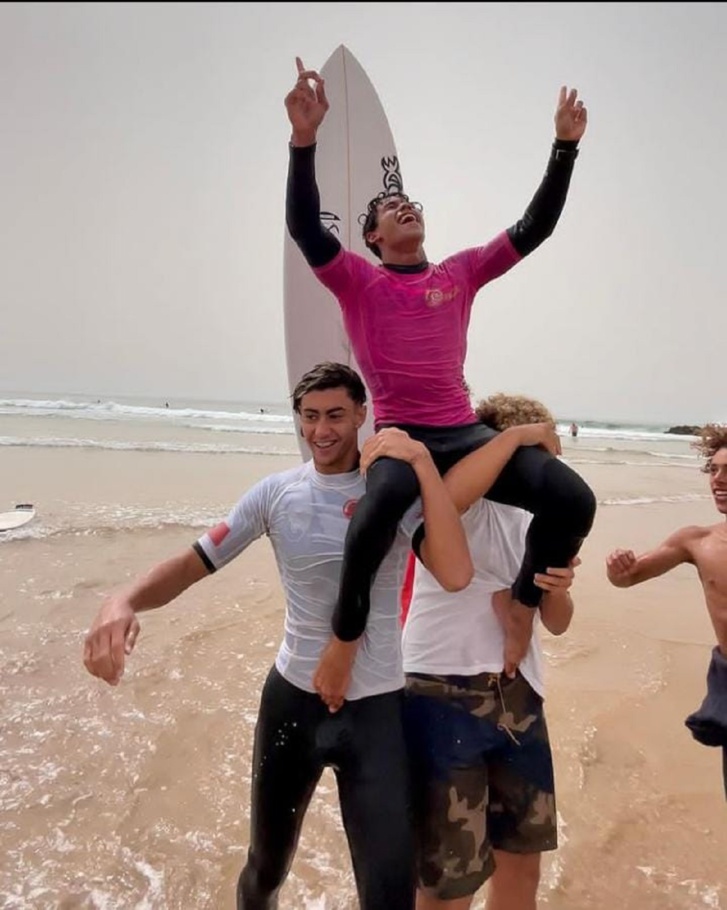 أبطال ركوب الأمواج يتألقون في إيموران أبطال ركوب الأمواج يتألقون في إيموران