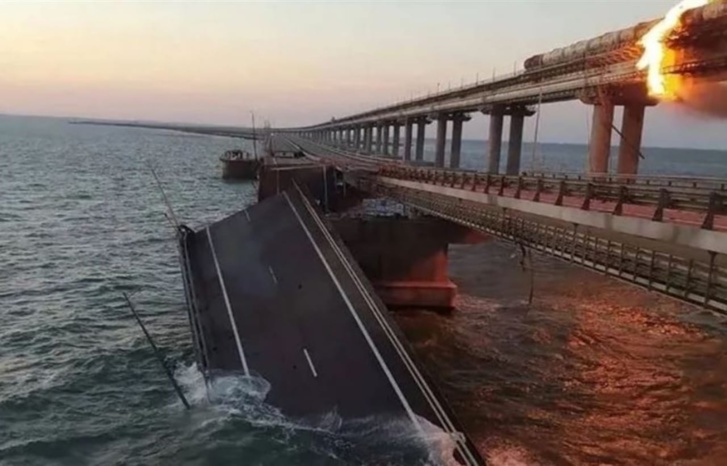 "ضربة كبيرة لروسيا".. انفجار جسر القرم وما هي أهميته؟