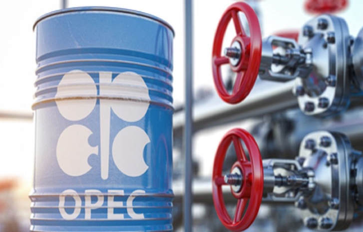 النفط يتراجع من أعلى مستوياته وسط توقعات بشح الإمدادات