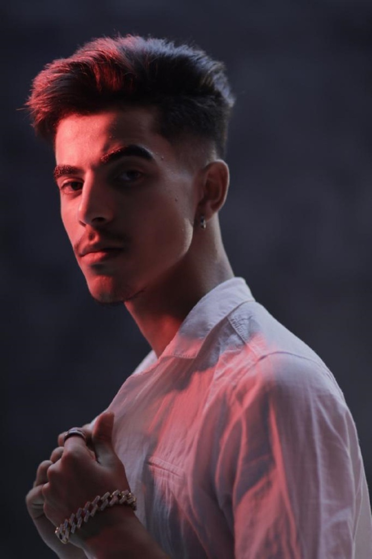 "يابلي" فنان يخلق "ستايل غنائي" فريد في الساحة الفنية المغربية "يابلي" فنان يخلق "ستايل غنائي" فريد في الساحة الفنية المغربية