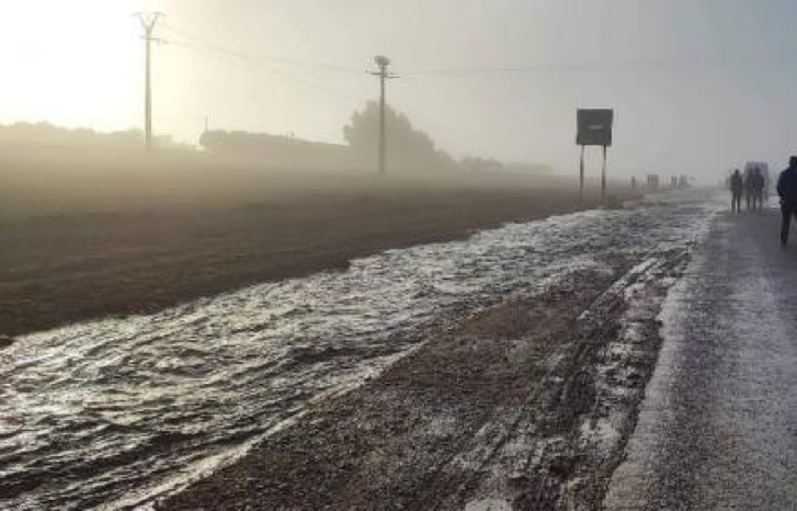 سطات.. المسؤولون يتابعون عن كثب تطورات السيول المائية التي اجتاحت مناطق مختلفة بالإقليم سطات.. المسؤولون يتابعون عن كثب تطورات السيول المائية التي اجتاحت مناطق مختلفة بالإقليم