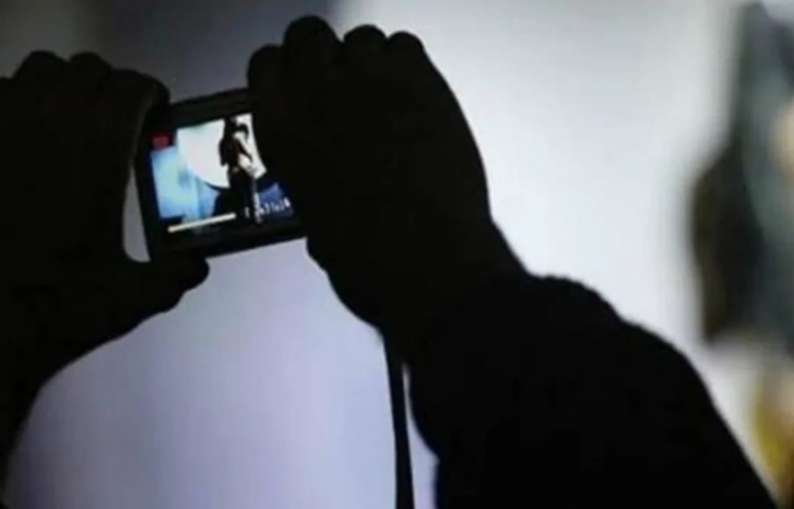 تداول فيديوهات جنسية لرئيس جماعة بإقليم الحوز تداول فيديوهات جنسية لرئيس جماعة بإقليم الحوز