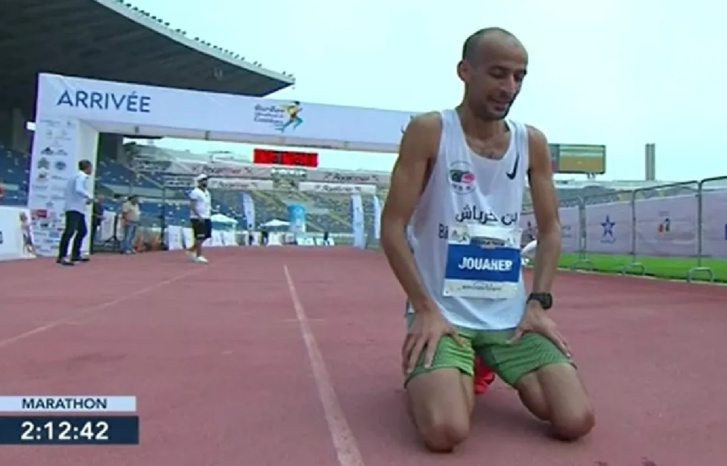 العداء المغربي سمير جوهر يحرز لقب الماراطون الدولي بالبيضاء العداء المغربي سمير جوهر يحرز لقب الماراطون الدولي بالبيضاء