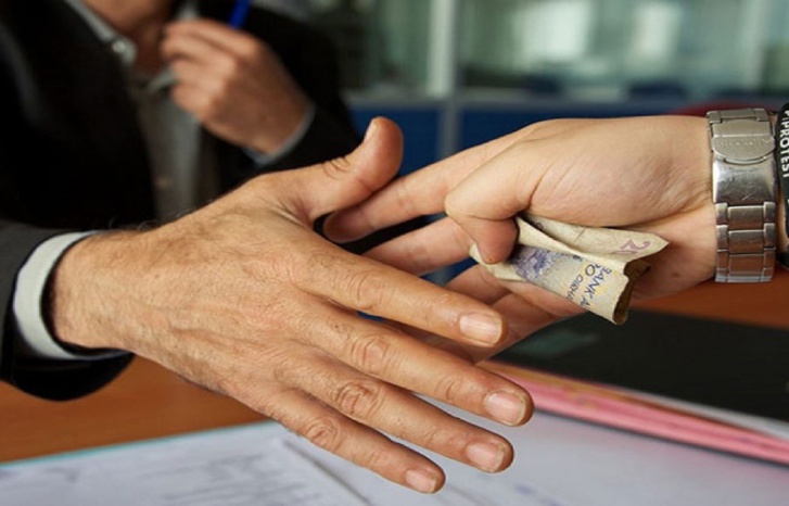 تقرير: معدل مكالمات التبليغ عن الرشوة يبلغ 100 مكالمة يوميا تقرير: معدل مكالمات التبليغ عن الرشوة يبلغ 100 مكالمة يوميا