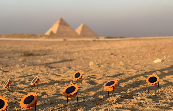 أهرامات الجيزة تُنار بواسطة اختراع مغربي أهرامات الجيزة تُنار بواسطة اختراع مغربي