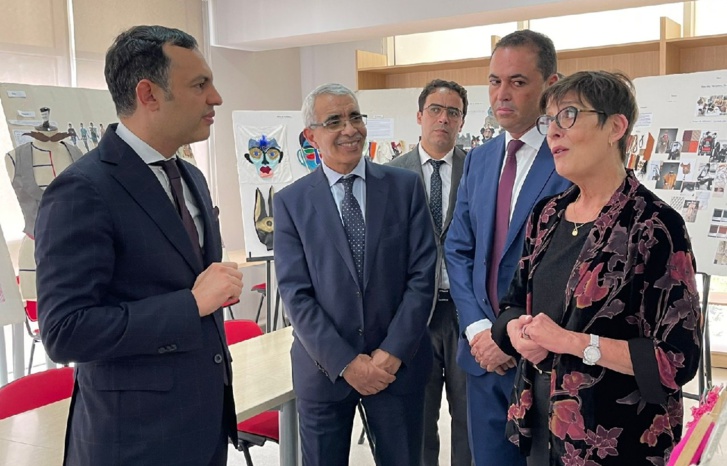 السكوري يترأس حفل توزيع الجوائز على متفوقي أحد المعاهد بالدار البيضاء السكوري يترأس حفل توزيع الجوائز على متفوقي أحد المعاهد بالدار البيضاء