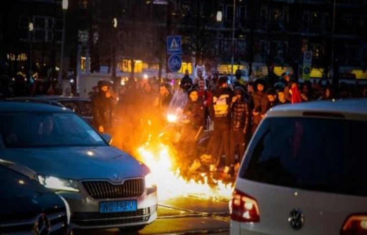 بالهراوات.. الشرطة الهولندية تفرق مشجعين مغاربة في ثلاث مدن بالهراوات.. الشرطة الهولندية تفرق مشجعين مغاربة في ثلاث مدن