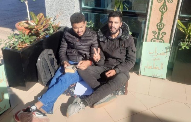 مجموعة من الطلبة بالحسيمة يخوضون معركة الأمعاء الفارغة مجموعة من الطلبة بالحسيمة يخوضون معركة الأمعاء الفارغة