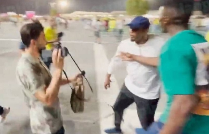 "صامويل إيتو" يعتدي على جزائري بعد سؤاله المستفز "صامويل إيتو" يعتدي على جزائري بعد سؤاله المستفز
